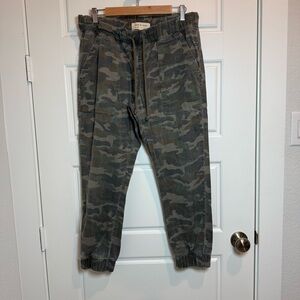 Cloth & Stone Camouflage Jogger Pants - Green